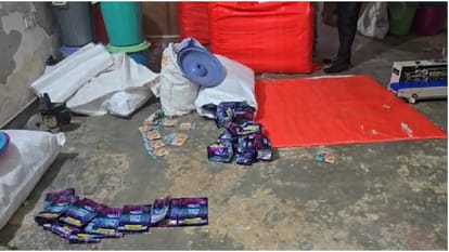 नमकीन की फैक्टरी में बन रहा था गुटखा