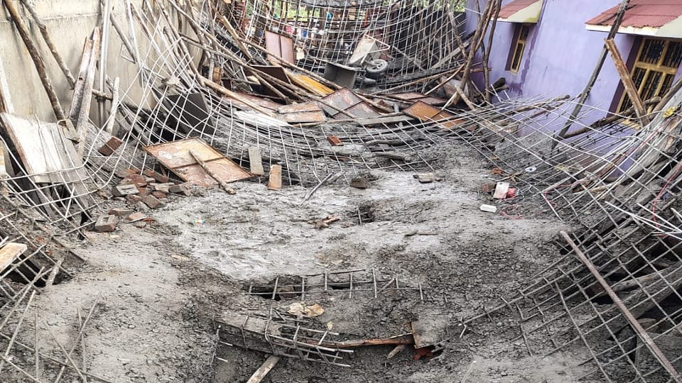 The balcony of a house under construction collapsed worker trapped under the debris was seriously injured refe