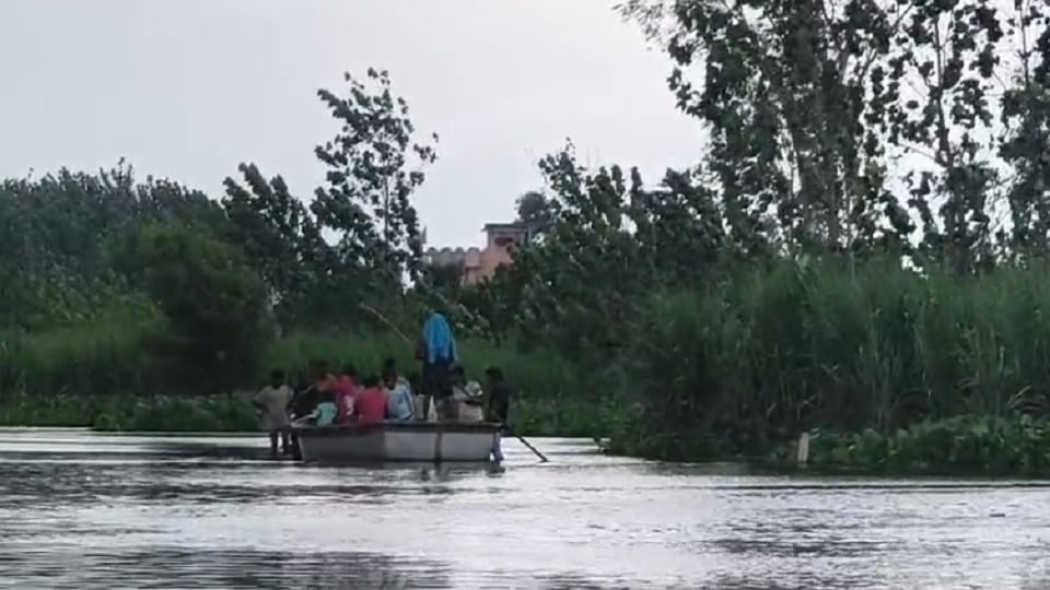 water level of Ganga continues to rise in Hapur water is flowing at doorstep