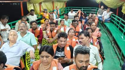 नावों में बैठकर गंगा आरती देखते पर्यटक