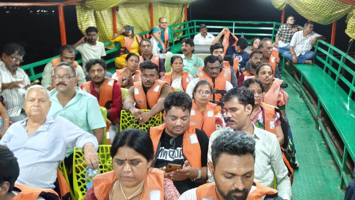 8000 tourists sat in boats and watched Ganga Aarti for an hour in varanasi