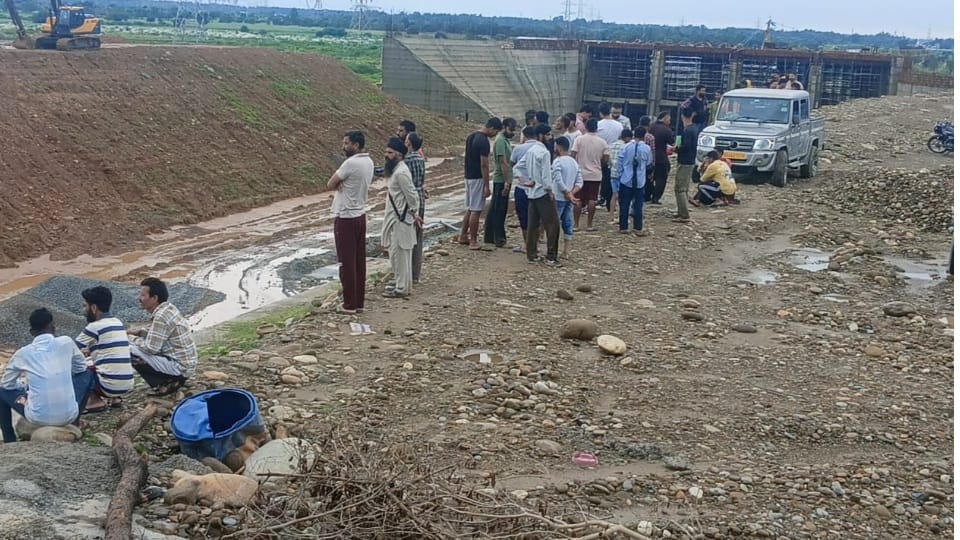 Woman and child swept away in canal in Pathankot woman body found