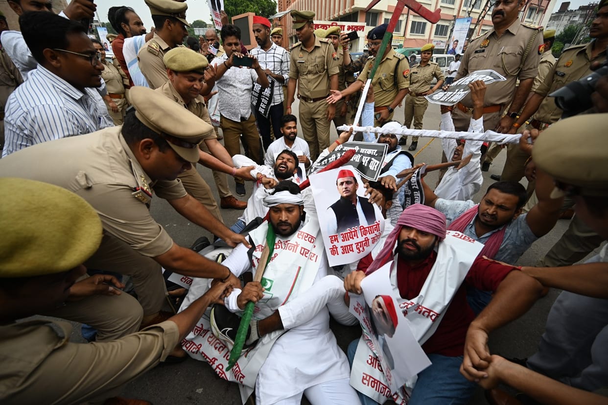 UP: SP protests against the shortage of fertilizers in the state, workers scuffle with police as they marched