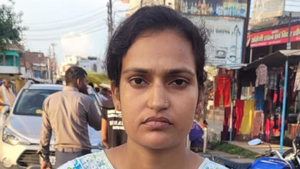 Jhansi: Thief steals woman's bag from bank and takes away Rs 24,600, incident captured on CCTV