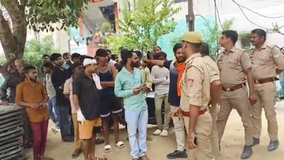 स्थानीय लोगों से बात करते पुलिसकर्मी