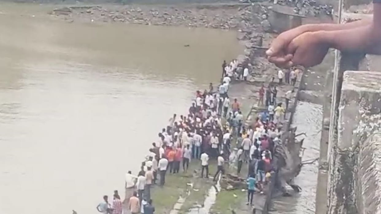 Jhalawar News: Woman jumps from Chhoti Kalisindh river bridge, police launch search operation