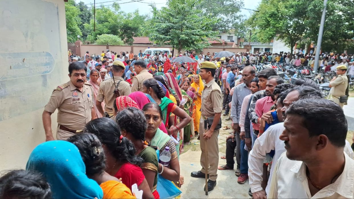 Fertilizer Crisis in Sonbhadra Fertilizer distribution distributed under protection of PAC