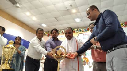 सांसद ने डीएम को जमीन तलाशने की कही बात