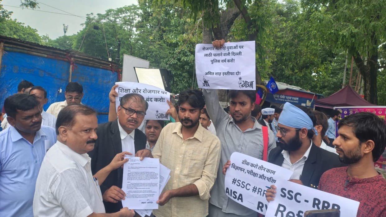 AISA workers raised slogans against the lathicharge on competitive students in Delhi