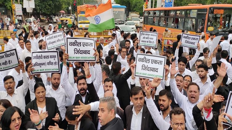 Delhi Lawyers Strike : लगातार तीसरे दिन अदालतों में सन्नाट, सड़क पर उतरे वकील; आज भी काम ठप रखने का निर्णय