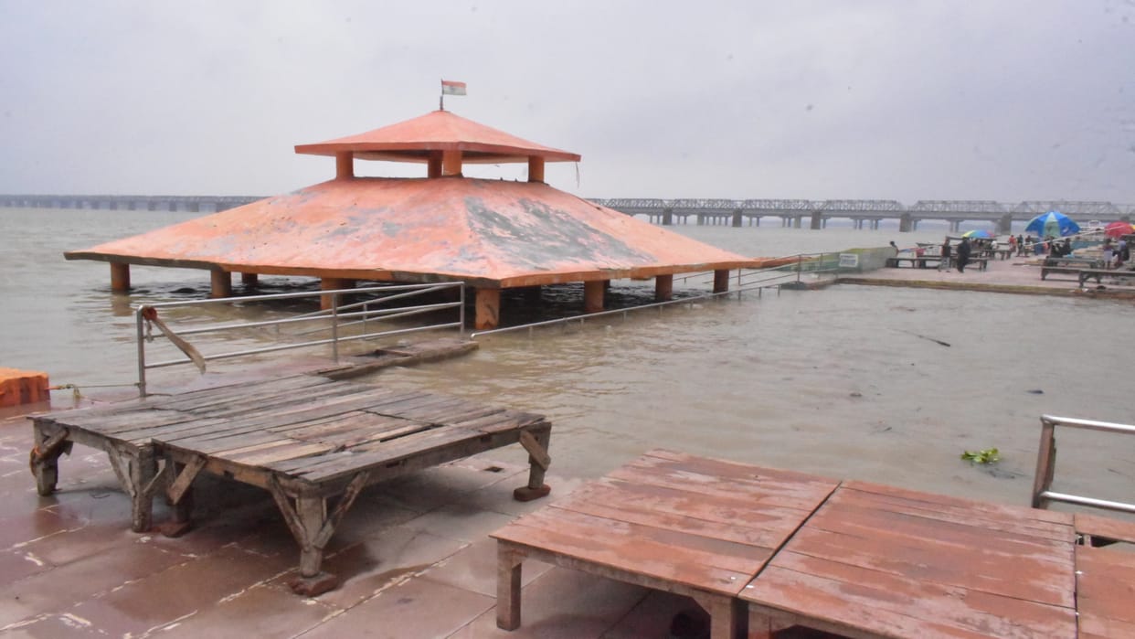 Prayagraj Flood water level of Ganga and Yamuna has started rising again, Hanumanji can take bath for the