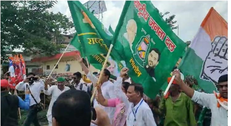 वोट अधिकार यात्रा: दो घंटे की देरी से मधुबनी पहुंचा राहुल गांधी का काफिला, कार्यकर्ताओं में दिखा जोश; लगे नारे