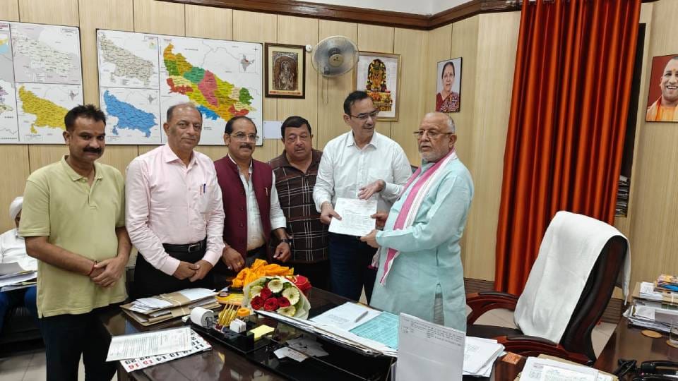 Traders met Minister Suresh Khanna said 5% GST should be imposed on all clothes survey raids should be stopped