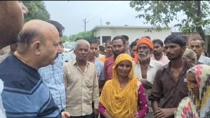 पीड़ित परिवार से बात करते विधायक