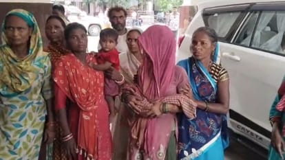 कलक्ट्रेट परिसर में खड़ी महिला की गोद में शिशु का शव