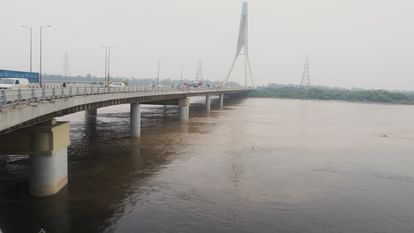 Delhi Yamuna Flood: यमुना फिर उफान पर, दिल्ली में मंडराया बाढ़ का खतरा, जलस्तर चेतावनी बिंदु के पार Yamuna water level started rising again in Delhi