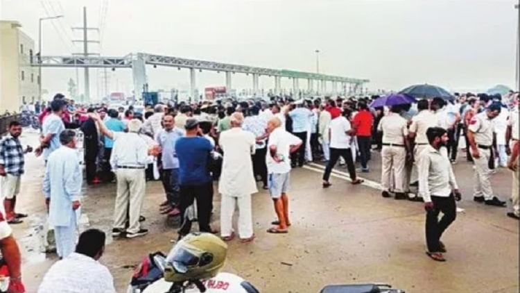 Protest: दिल्ली के भीतर टोल मंजूर नहीं, यूईआर-दो पर स्थानीय ग्रामीणों ने किया तीन घंटे प्रदर्शन; आवाजाही बाधित