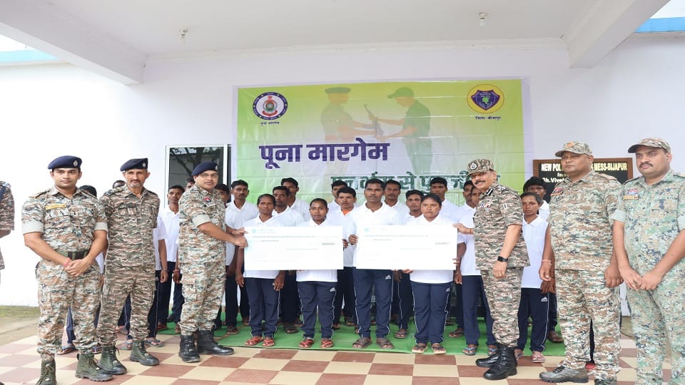 30 Naxalites including 20 with a bounty of 81 lakhs surrendered left Naxalism after being influenced by the g