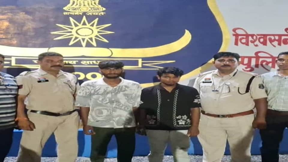 Theft at Saja MLA Ishwar Sahu PSO house thieves took away government pistol two accused arrested