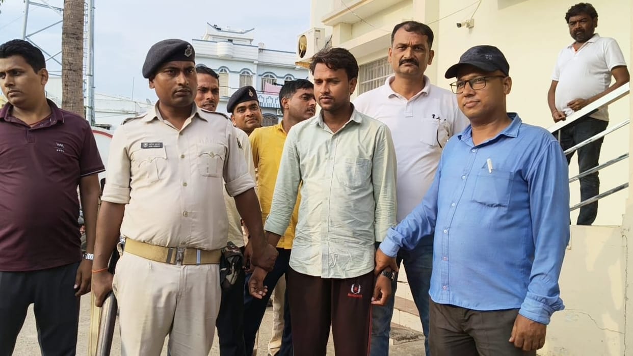 Bihar: Vigilance team caught employee of the Industries Department red handed while taking a bribe of  15,000