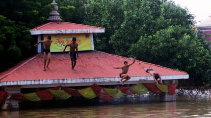 Flood Alert Ganga flowing 40 cm above warning point for second time in varanasi crossing danger mark