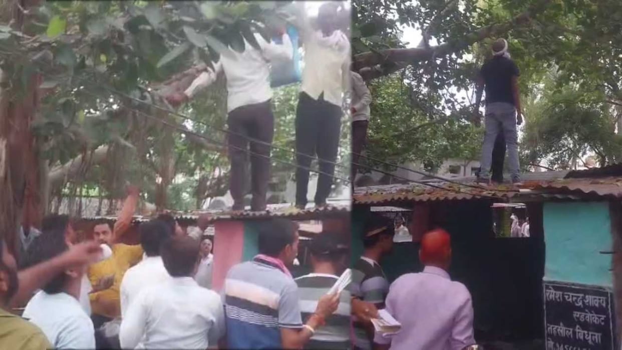 A monkey ran away with 80 thousand from the bike trunk in Auraiya