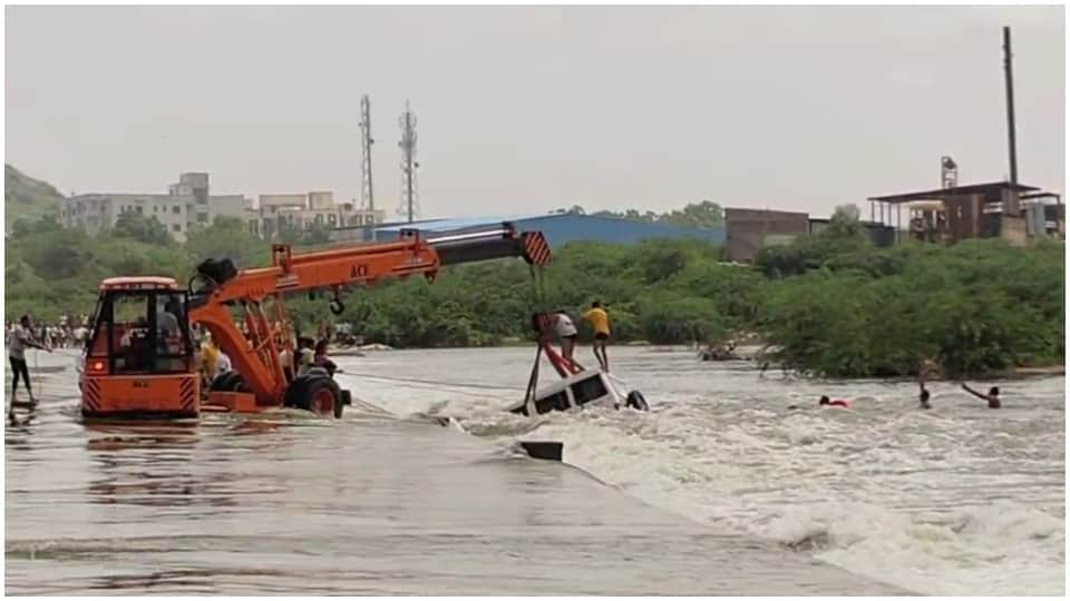 क्रेन की मदद से निकाली बोलेरो।