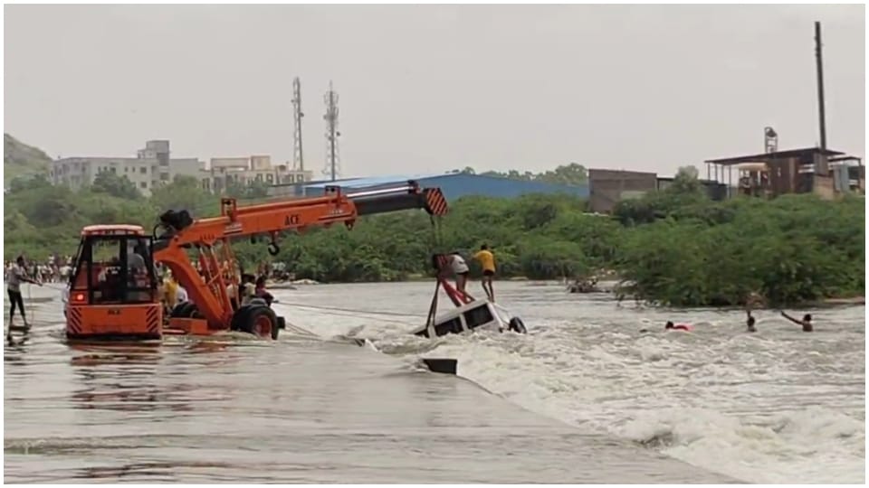 क्रेन की मदद से निकाली बोलेरो।