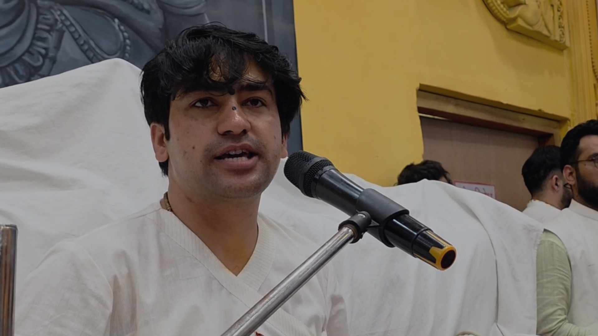 Baba Bageshwar enters amidst the controversy between Premananda Maharaj and Jagadguru Rambhadracharya, know wh