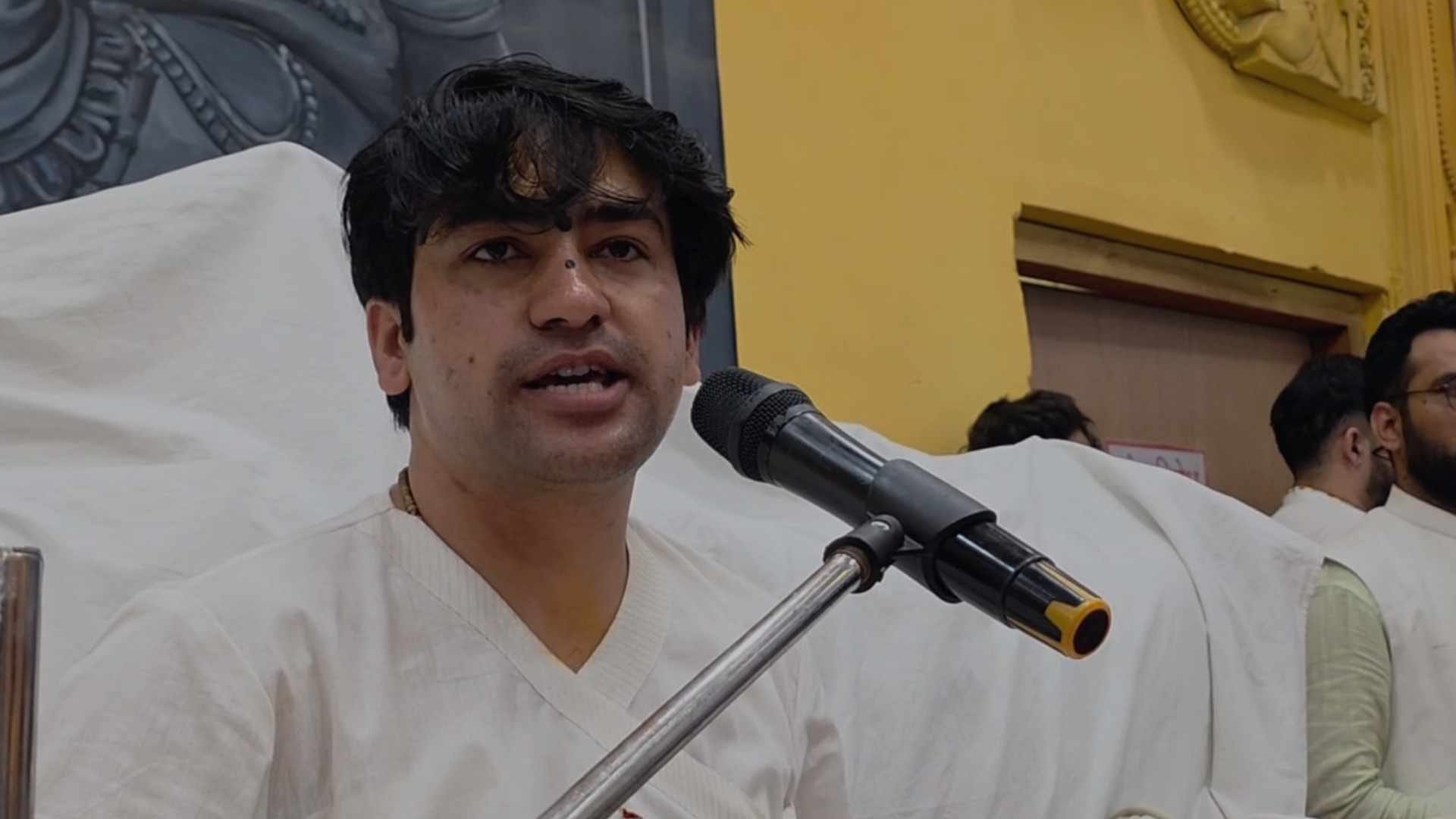 Baba Bageshwar enters amidst the controversy between Premananda Maharaj and Jagadguru Rambhadracharya, know wh