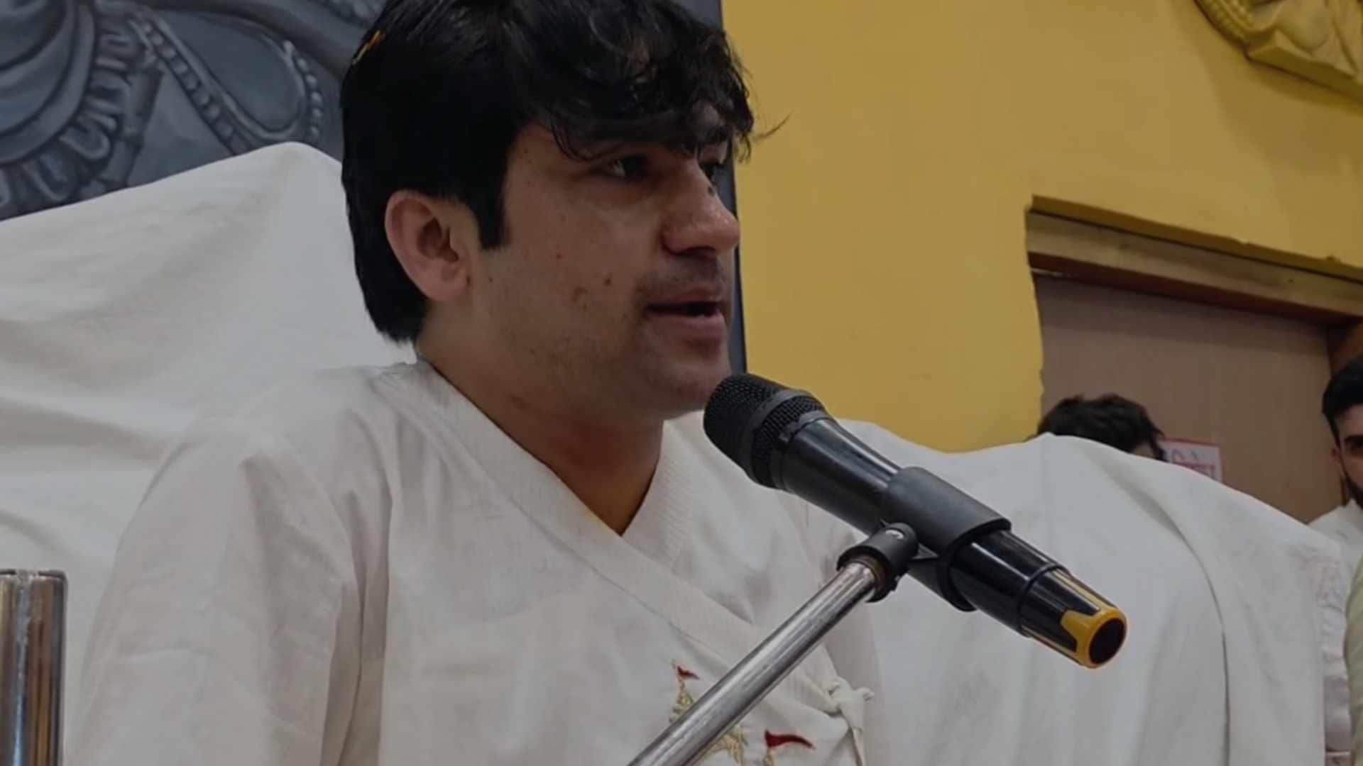 Baba Bageshwar enters amidst the controversy between Premananda Maharaj and Jagadguru Rambhadracharya, know wh