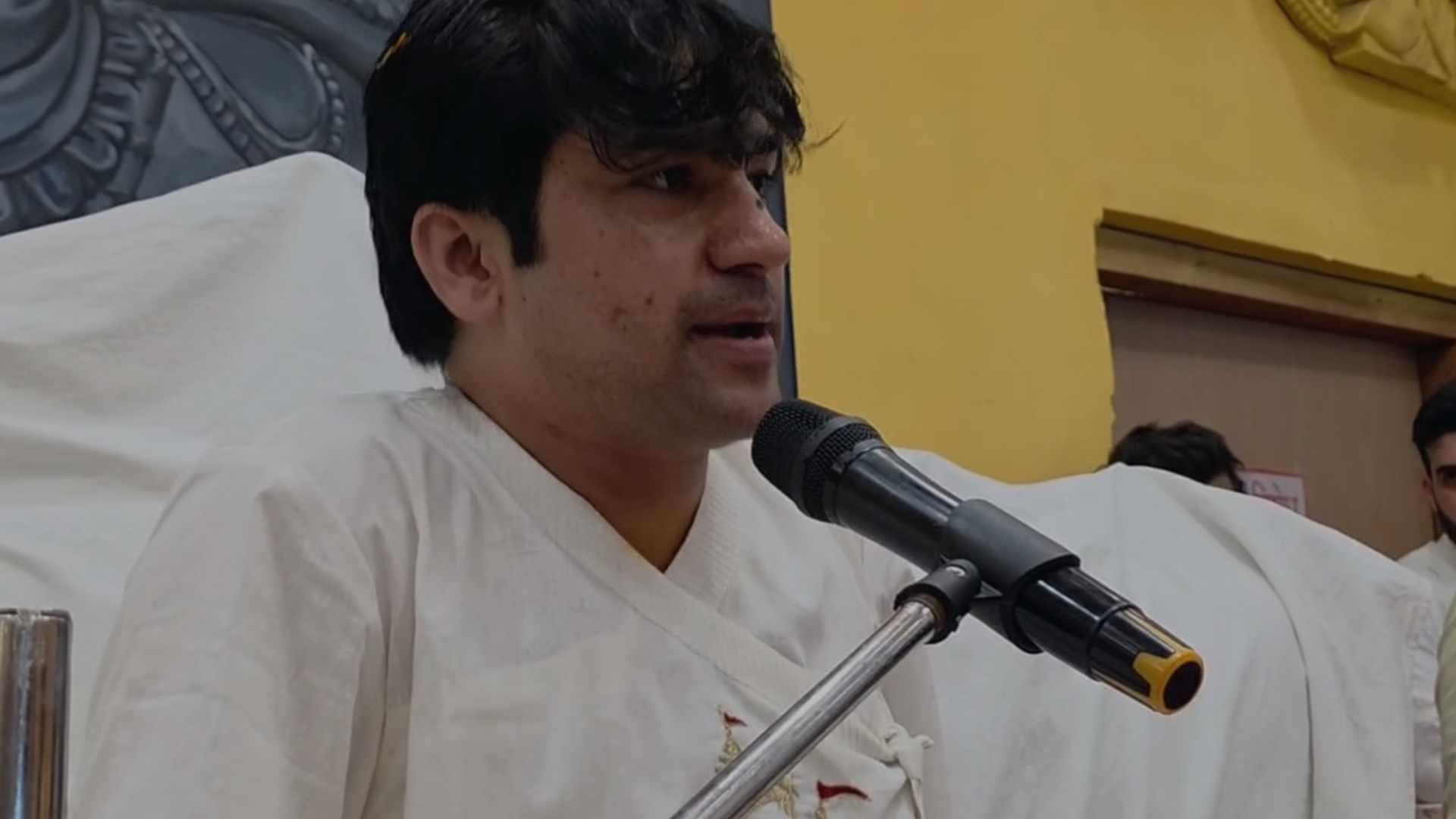 Baba Bageshwar enters amidst the controversy between Premananda Maharaj and Jagadguru Rambhadracharya, know wh