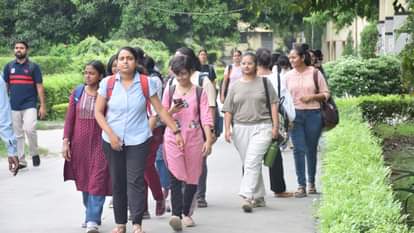 बीएचयू कैंपस में जाती छात्राएं