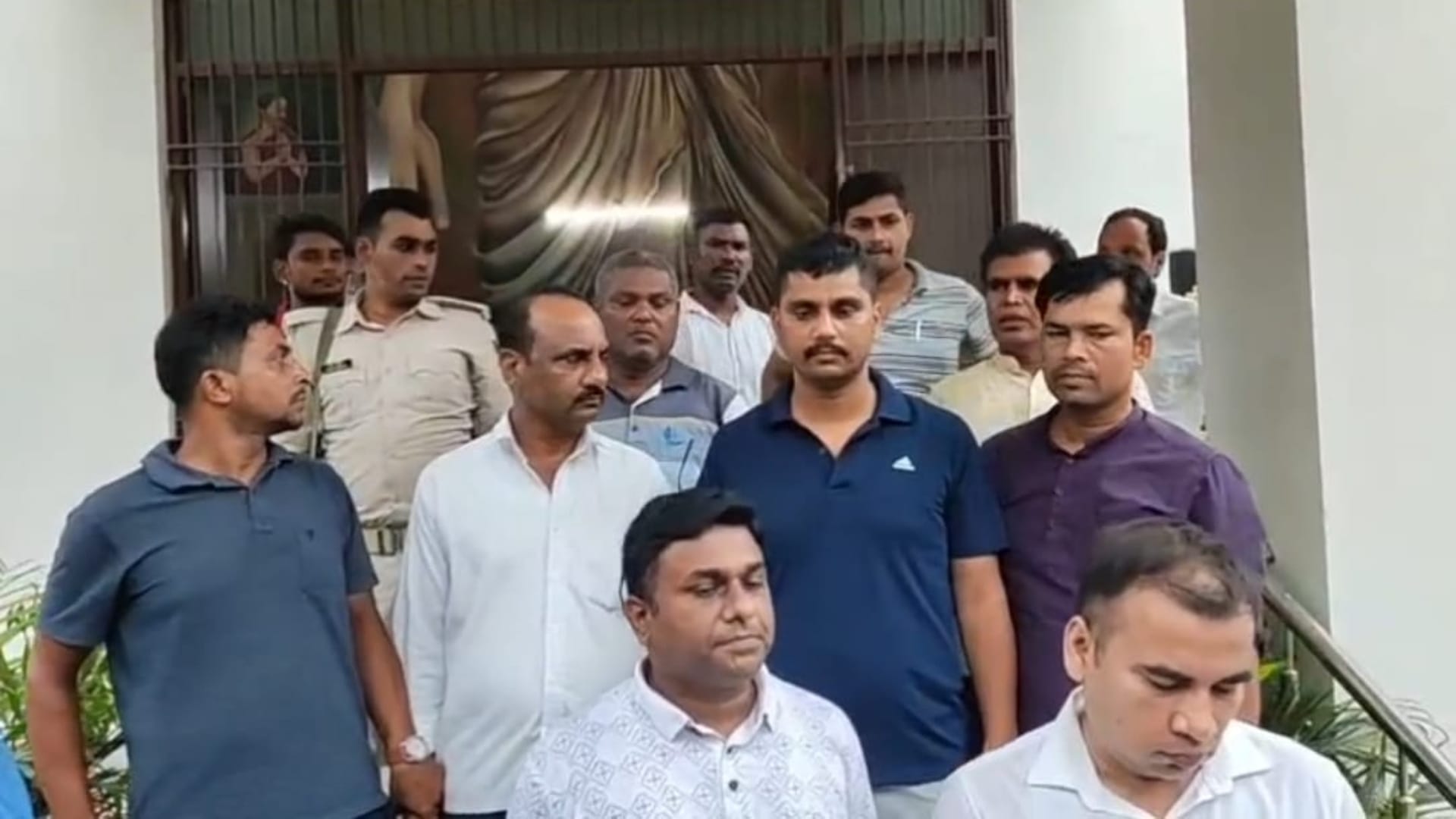 भोजपुर में निगरानी टीम की गिरफ्त में बीईओ और शिक्षक।