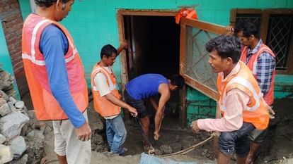 Chamoli Disaster Big cracks are scaring Tharali even hospital and tehsil building are not safe