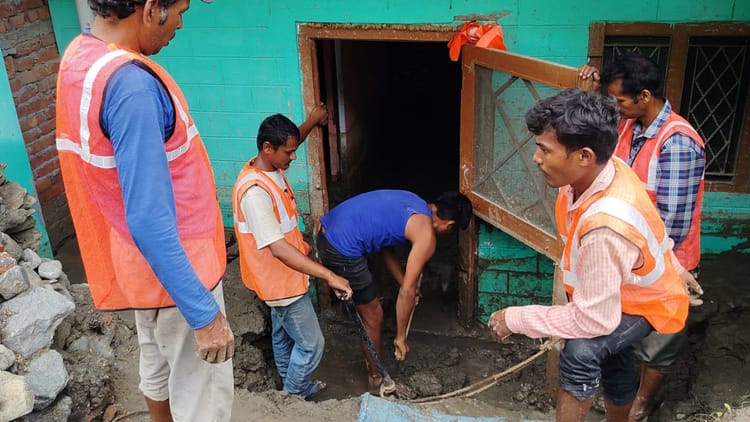 Chamoli Disaster: थराली को डरा रही मोटी दरारें, अस्पताल, भवन भी नहीं सुरक्षित, लापता बुजुर्ग की तलाश जारी