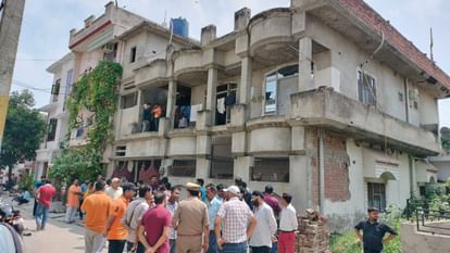 businessman gave poison to his four year old son and committed suicide along with his wife in shahjahanpur