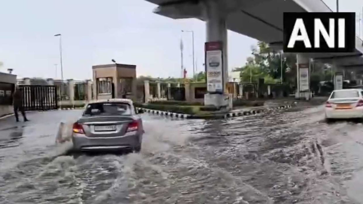 Due to heavy rains waterlogging is being seen in many parts of Delhi