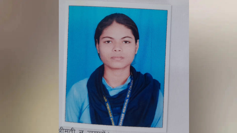 In Barhalganj of Gorakhpur, a truck hit a student from the front and she died