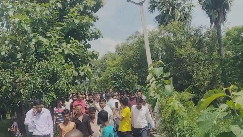 Bihar News Patna Angry villagers chased minister and MLA in Malavan village and attacked them with sticks