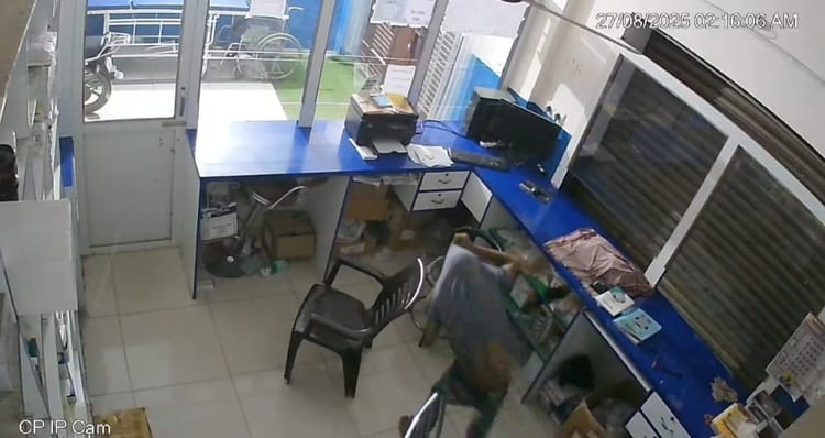 Bihar Crime: सीवान में चिकित्सक के क्लिनिक में देर रात हुई चोरी, पांच लाख की संपत्ति पार; घटना CCTV में कैद