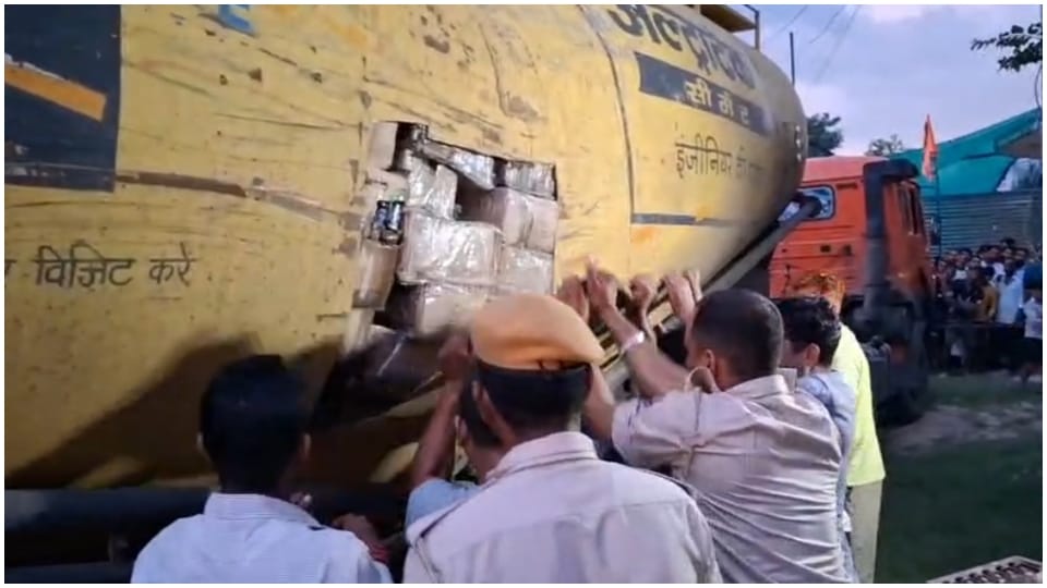शराब के 800 से ज्यादा कार्टन जब्त।