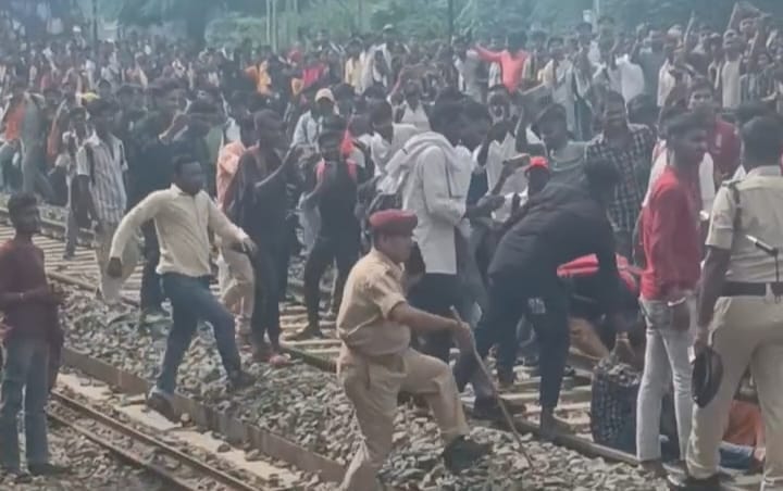 Indian Railways: रेलवे ट्रैक पर अफरा-तफरी का माहौल।