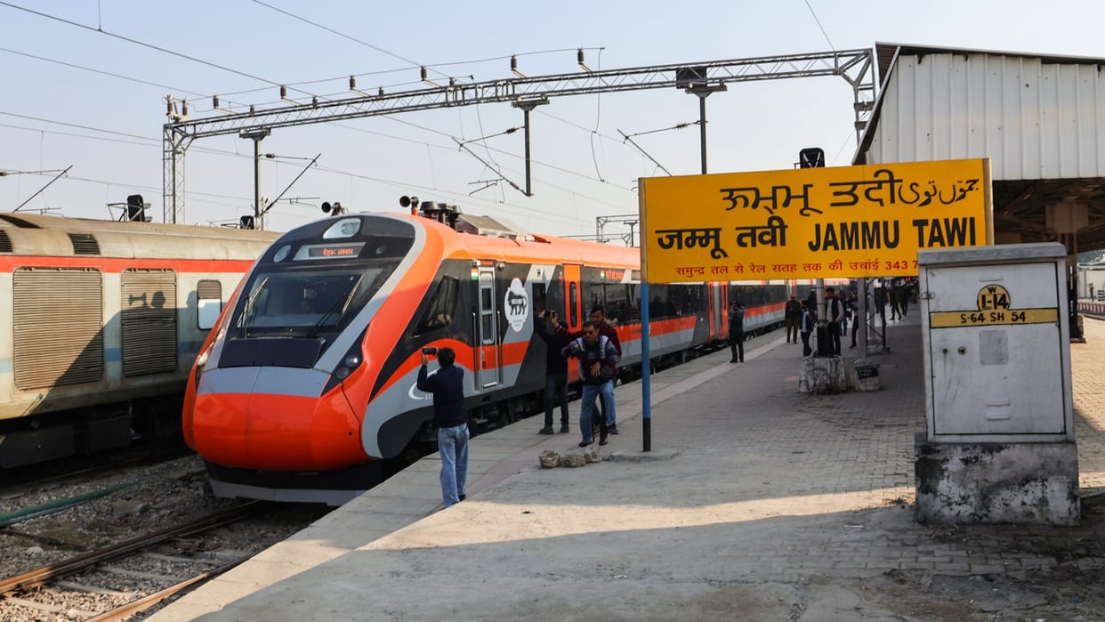 There will be a crowd of people going home on Diwali and Chhath at the railway station.