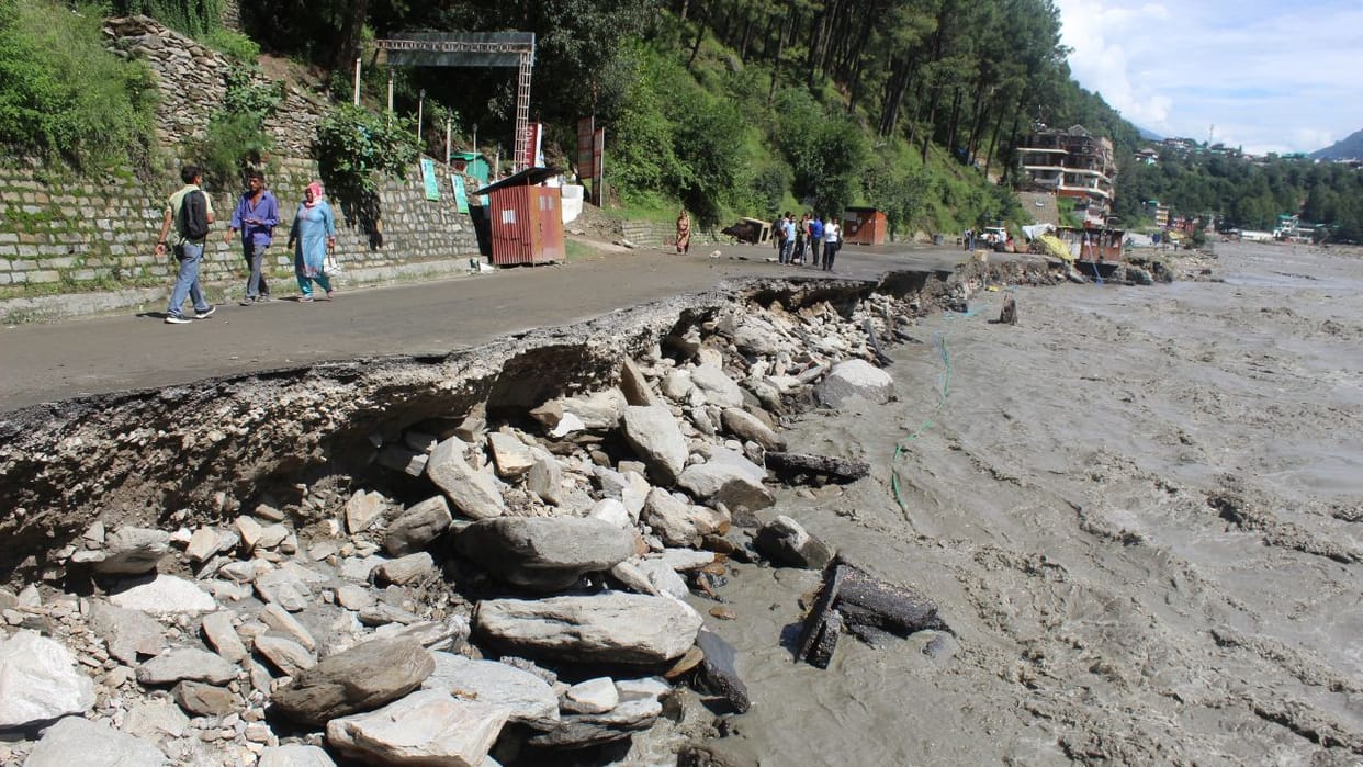 Himachal Weather :हिमाचल में इस मानसून सीजन में 42 जगह फटे बादल, 2623 ...