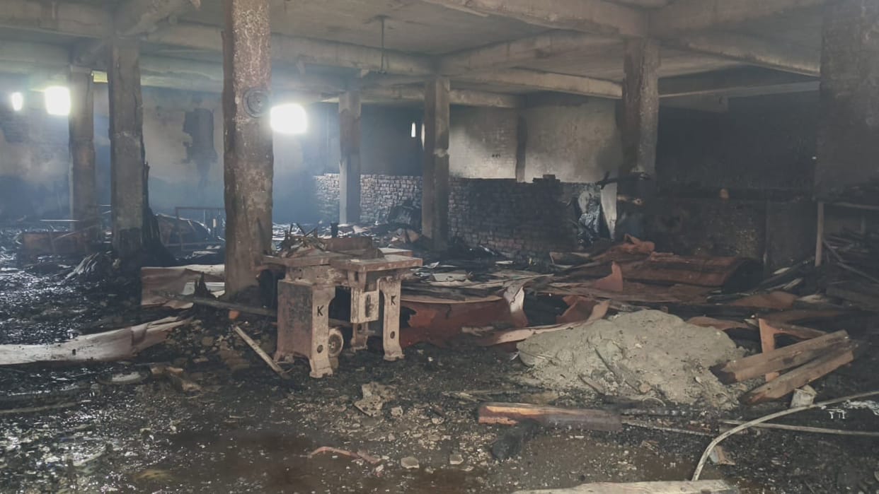 Lakhs of rupees lost in a huge fire in a furniture workshop and wood warehouse in Kurukshetra, cow burnt alive