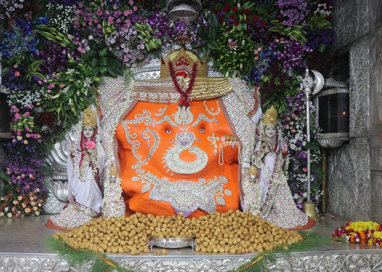 Indore: Ganpati Bappa is seated in the courtyard of the house in Indore, Khajrana Ganesh is adorned with gold