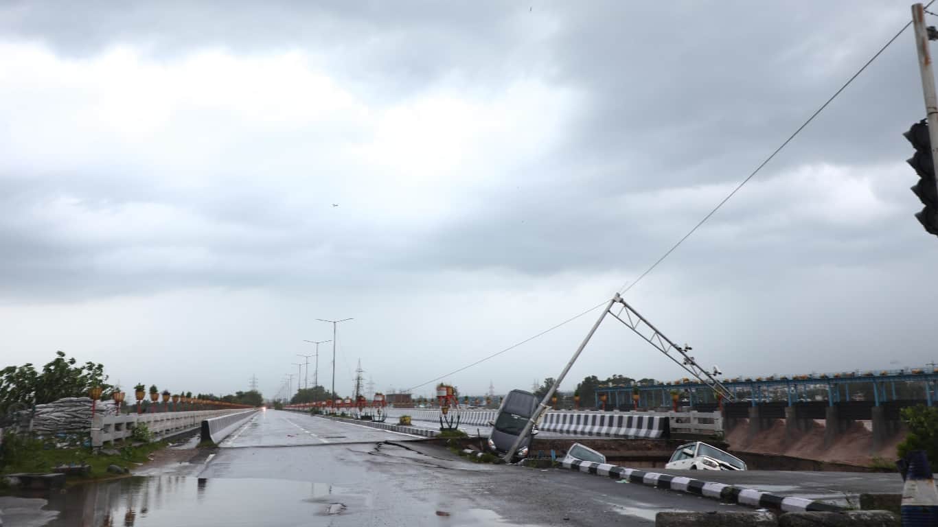 Jammu kashmir vaishno devi yatra route landslides katra many died heavy rainfall alert see photos