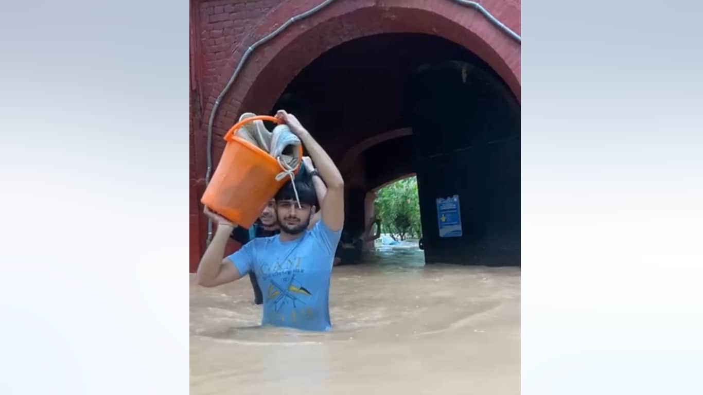 Rain wreaks havoc in Jammu Rajeev Colony submerged due to Tawi floods, families forced to leave their houses