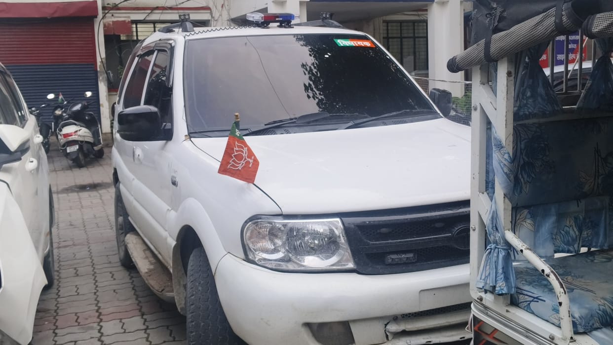Lucknow: Attempt to crush the inspector with an SUV bearing the MLA's sticker
